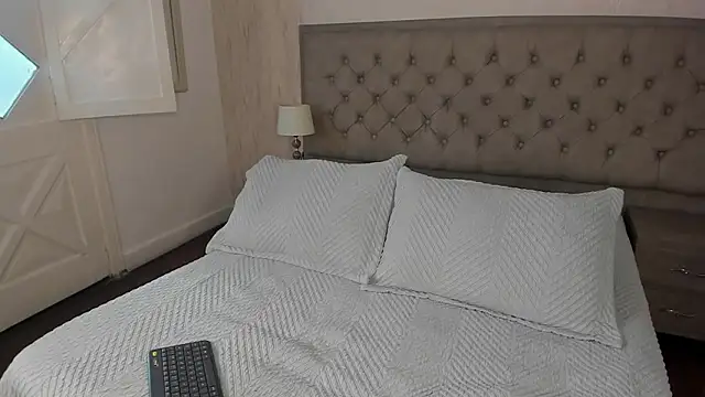 Snapshot of Sienna_brunette chatting on February 2026 01:16:02 PM Sienna brunette online show from February 2026 01:16:02 PM