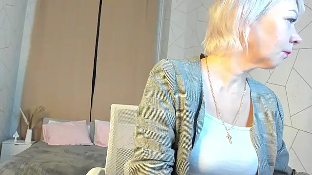 Snapshot of Ann_Annise chatting on February 2026 01:10:02 AM Ann Annise online show from February 2026 01:10:02 AM