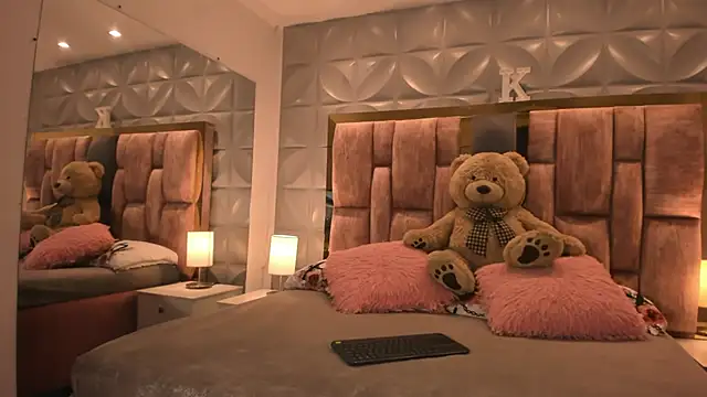 Paris Velvet online show from February 2026 10:57:01 PM