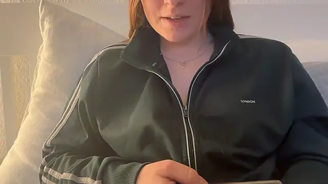 Lucyschickt online show from March 2026 05:20:01 PM