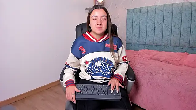 Snapshot of Tara_Parker chatting on February 2026 12:05:02 PM Tara Parker online show from February 2026 12:05:02 PM