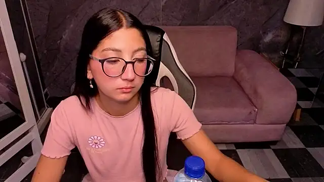 Snapshot of Sophie_jones_b chatting on March 2026 12:44:01 PM Sophie jones b online show from March 2026 12:44:01 PM