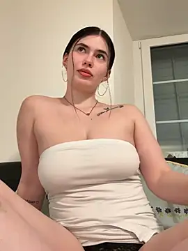 Snapshot of Evie-Moore chatting on February 2026 10:30:02 PM Evie-Moore online show from February 2026 10:30:02 PM