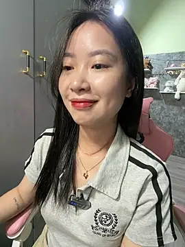 Snapshot of Linne6789 chatting on May 2026 04:52:01 AM Linne6789 online show from May 2026 04:52:01 AM