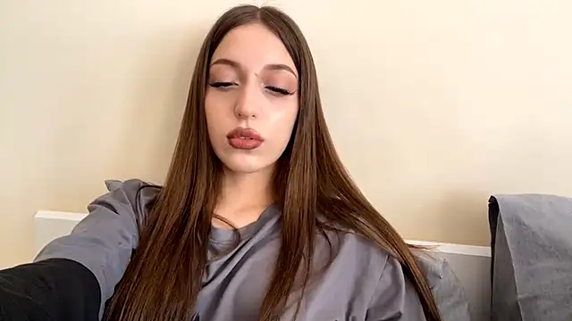 Snapshot of CutieWorm chatting on February 2026 11:15:02 AM CutieWorm online show from February 2026 11:15:02 AM