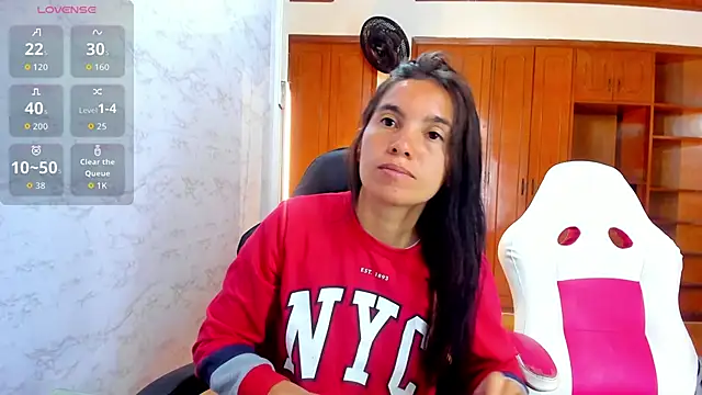 Snapshot of Emily_and_Soffy chatting on February 2026 12:02:01 PM Emily and Soffy online show from February 2026 12:02:01 PM