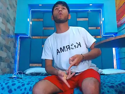 Snapshot of warmNoah chatting on March 2026 07:42:01 PM warmNoah online show from March 2026 07:42:01 PM