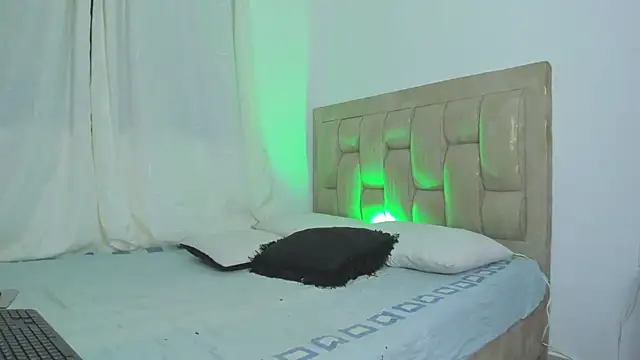 LatinoDark online show from February 2026 03:43:02 AM