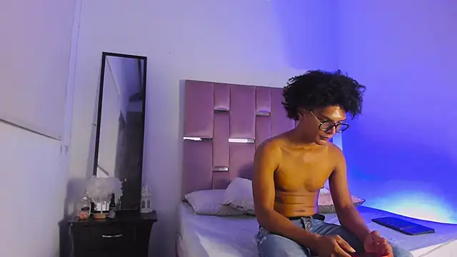 LatinoDark online show from February 2026 03:28:02 AM