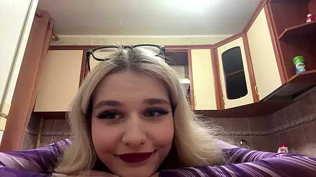 MiaBerlateen online show from February 2026 02:43:02 PM