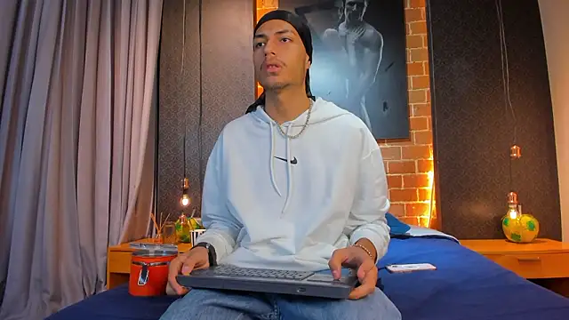 Snapshot of ItsZairen chatting on February 2026 03:54:01 AM ItsZairen online show from February 2026 03:54:01 AM