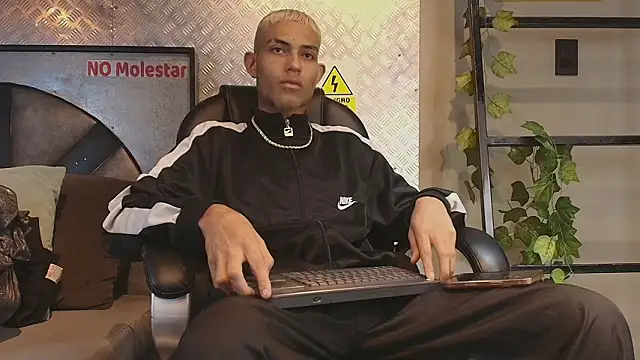 Snapshot of ItsZairen chatting on February 2026 04:20:01 AM ItsZairen online show from February 2026 04:20:01 AM