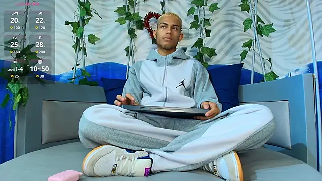 Snapshot of ItsZairen chatting on February 2026 03:40:02 AM ItsZairen online show from February 2026 03:40:02 AM