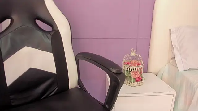 Snapshot of luna_bradley_ chatting on February 2026 12:23:02 PM luna bradley online show from February 2026 12:23:02 PM