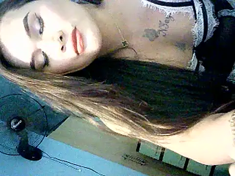 Snapshot of hollynicole chatting on February 2026 07:50:01 AM hollynicole online show from February 2026 07:50:01 AM