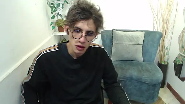 Snapshot of AaronBeer_ chatting on March 2026 12:01:02 PM AaronBeer online show from March 2026 12:01:02 PM