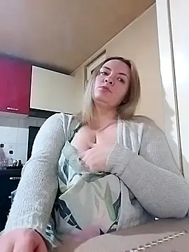 Snapshot of HotStepmommy4 chatting on February 2026 10:37:01 PM HotStepmommy4 online show from February 2026 10:37:01 PM