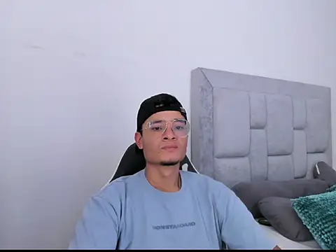 Snapshot of FredericSloan chatting on March 2026 06:36:01 PM FredericSloan online show from March 2026 06:36:01 PM