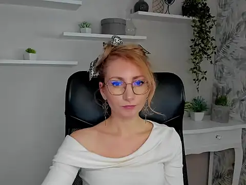 Snapshot of CinderellaMoon chatting on February 2026 06:26:01 AM CinderellaMoon online show from February 2026 06:26:01 AM