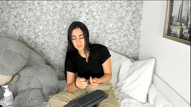 Snapshot of Anika_H chatting on May 2026 01:05:01 PM Anika H online show from May 2026 01:05:01 PM