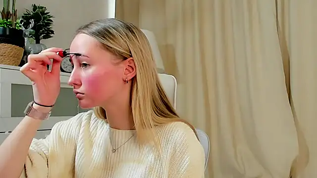 Snapshot of TraceeRebollar chatting on February 2026 11:18:01 AM TraceeRebollar online show from February 2026 11:18:01 AM