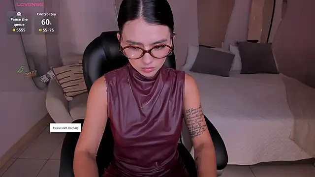 Snapshot of JulietteMoreau chatting on April 2026 11:41:01 AM JulietteMoreau online show from April 2026 11:41:01 AM