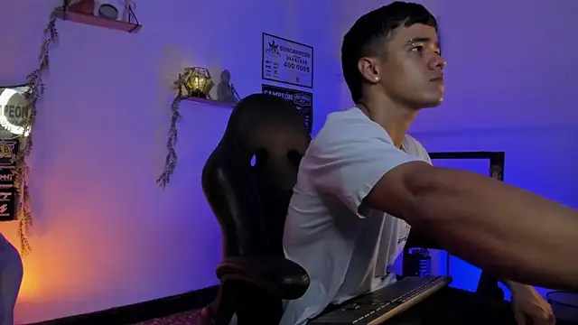 Snapshot of Rob_zaens33 chatting on February 2026 01:33:02 PM Rob zaens33 online show from February 2026 01:33:02 PM