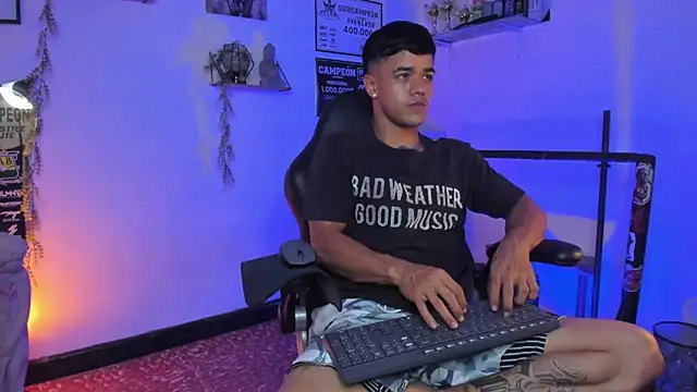 Snapshot of Rob_zaens33 chatting on February 2026 02:29:02 PM Rob zaens33 online show from February 2026 02:29:02 PM