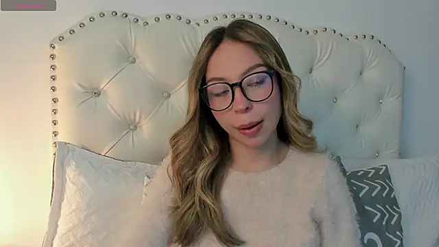 Snapshot of LuuluBerry chatting on March 2026 06:33:01 PM LuuluBerry online show from March 2026 06:33:01 PM