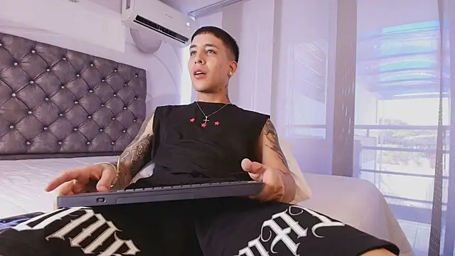 Snapshot of PapiLucca chatting on March 2026 07:31:01 PM PapiLucca online show from March 2026 07:31:01 PM