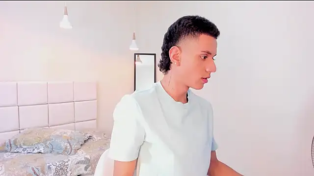 dominicjonnes online show from April 2026 09:10:02 PM