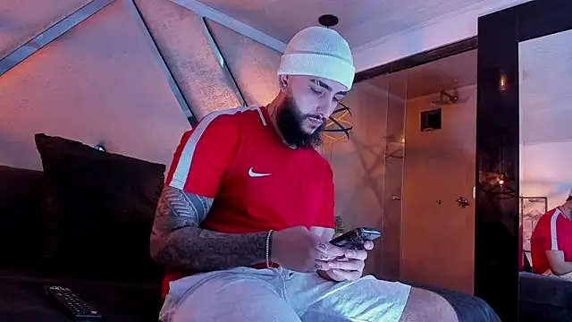 Snapshot of SantiagoHincapiie chatting on February 2026 04:12:02 AM SantiagoHincapiie online show from February 2026 04:12:02 AM