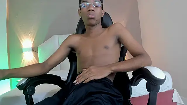 Snapshot of KaisonRouse chatting on March 2026 06:47:01 PM KaisonRouse online show from March 2026 06:47:01 PM