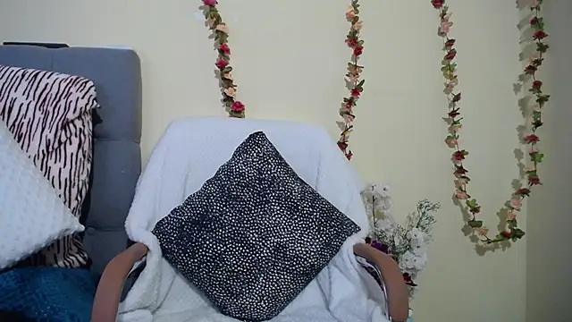 Snapshot of ivonnahills chatting on May 2026 02:33:02 PM ivonnahills online show from May 2026 02:33:02 PM