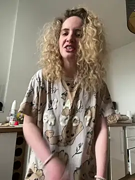 Snapshot of curlyirishgirl chatting on February 2026 05:01:01 PM curlyirishgirl online show from February 2026 05:01:01 PM