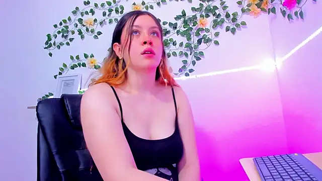 Snapshot of violeta_cutee chatting on March 2026 02:34:01 PM violeta cutee online show from March 2026 02:34:01 PM