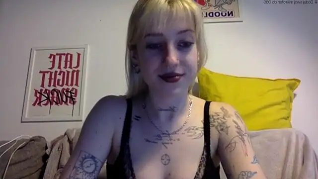 Snapshot of EmmyWet chatting on May 2026 06:04:02 PM EmmyWet online show from May 2026 06:04:02 PM