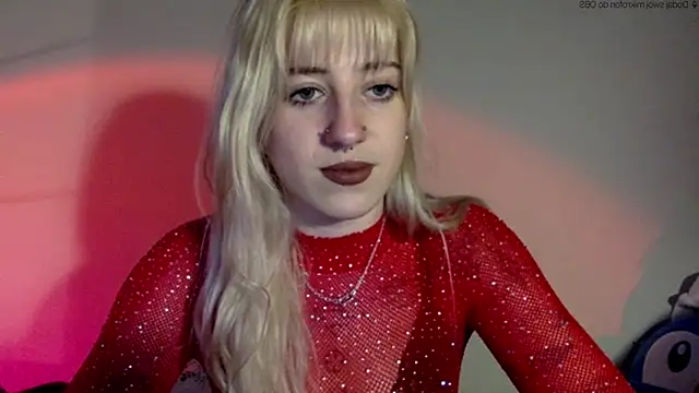 Snapshot of EmmyWet chatting on May 2026 05:19:02 PM EmmyWet online show from May 2026 05:19:02 PM