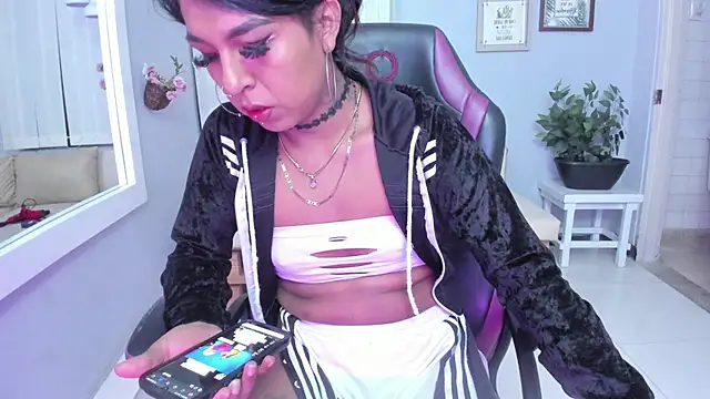Nahomy Collins  online show from May 2026 08:04:02 PM