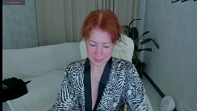 Snapshot of LeticiaRomano chatting on May 2026 04:07:01 AM LeticiaRomano online show from May 2026 04:07:01 AM