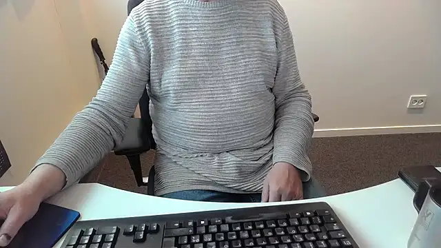 Snapshot of Buggemann chatting on May 2026 04:10:01 AM Buggemann online show from May 2026 04:10:01 AM