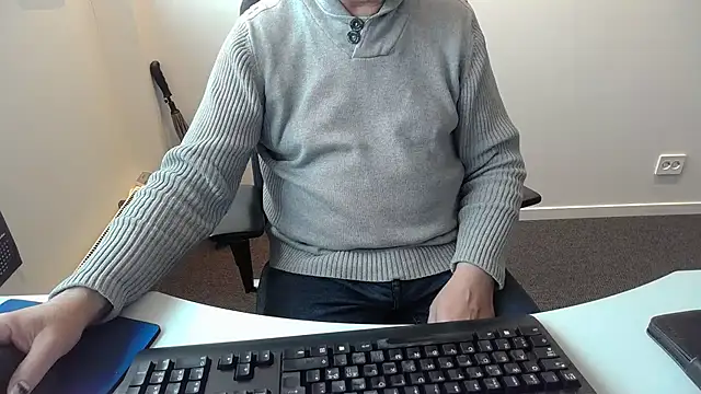 Snapshot of Buggemann chatting on June 2026 04:12:02 AM Buggemann online show from June 2026 04:12:02 AM