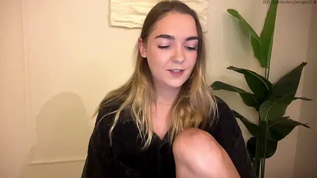 Snapshot of RoxyWet chatting on May 2026 12:23:01 PM RoxyWet online show from May 2026 12:23:01 PM