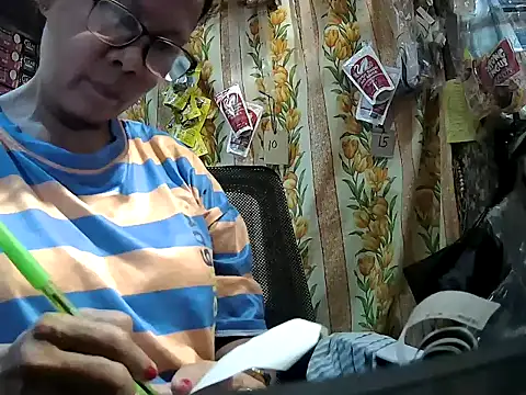 Snapshot of mommylicious_23 chatting on July 2026 10:52:02 AM mommylicious 23 online show from July 2026 10:52:02 AM