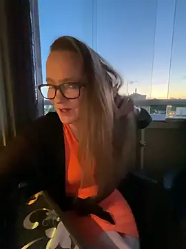 LizzieZ1975 online show from May 2026 08:35:02 PM