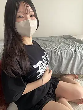 Snapshot of momo_chi_o0 chatting on April 2026 05:05:01 AM momo chi o0 online show from April 2026 05:05:01 AM