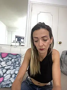Snapshot of AlanaBrunetteX_X chatting on May 2026 10:51:01 PM AlanaBrunetteX X online show from May 2026 10:51:01 PM