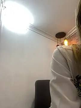 Snapshot of AlanaBrunetteX_X chatting on May 2026 10:28:02 PM AlanaBrunetteX X online show from May 2026 10:28:02 PM