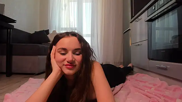 Snapshot of AlinaLuxxx chatting on May 2026 06:18:01 AM AlinaLuxxx online show from May 2026 06:18:01 AM