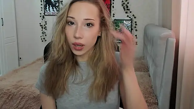 Snapshot of Emmarayder chatting on April 2026 01:49:02 PM Emmarayder online show from April 2026 01:49:02 PM